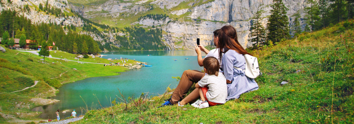 Eine Familie genießt den gemeinsamen Urlaub in den Bergen